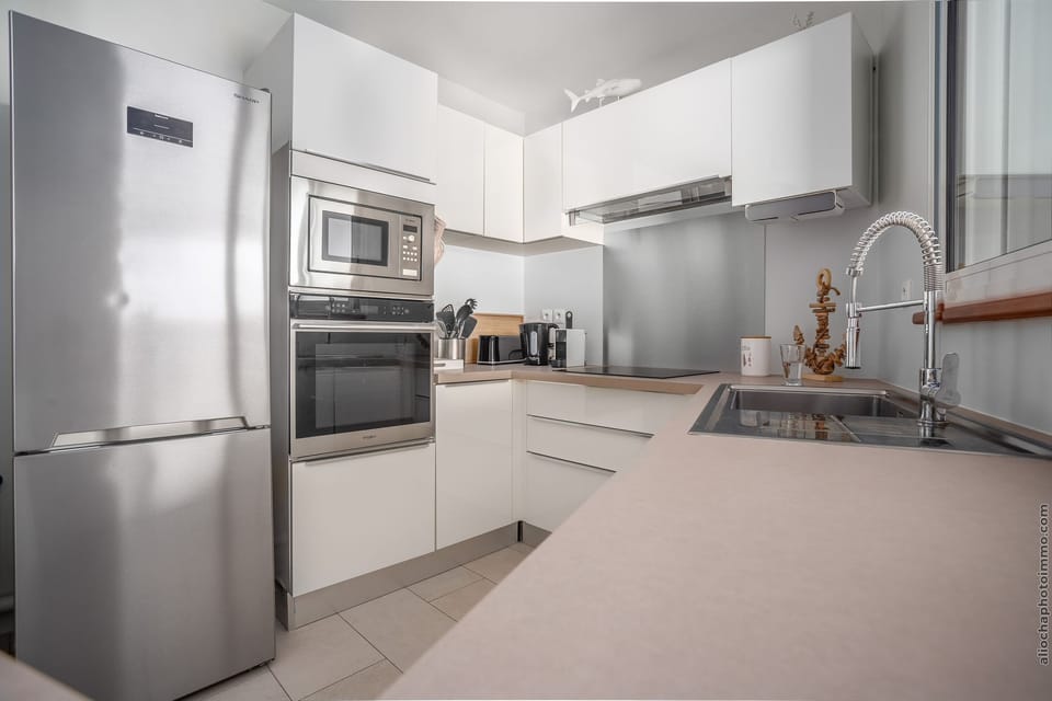 Full-size fridge, microwave, stovetop, dishwasher