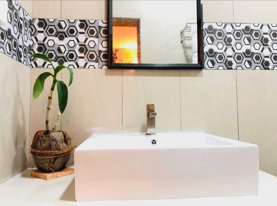 Deluxe Double Room | Bathroom | Slippers