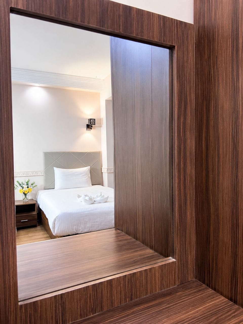 Egyptian cotton sheets, premium bedding, Select Comfort beds, minibar