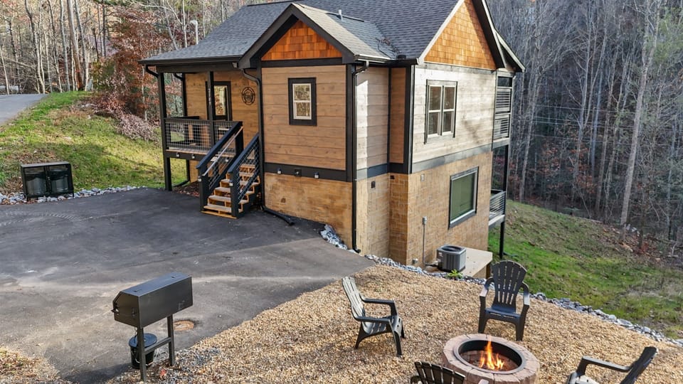 Private Sky Harbor cabin + paved drive + fire pit hangout. Note: Sky Harbor can feel steep for some—take it slow and use lower gear in winter. Chairs + fire pit = instant s’mores nights and mountain-air therapy.