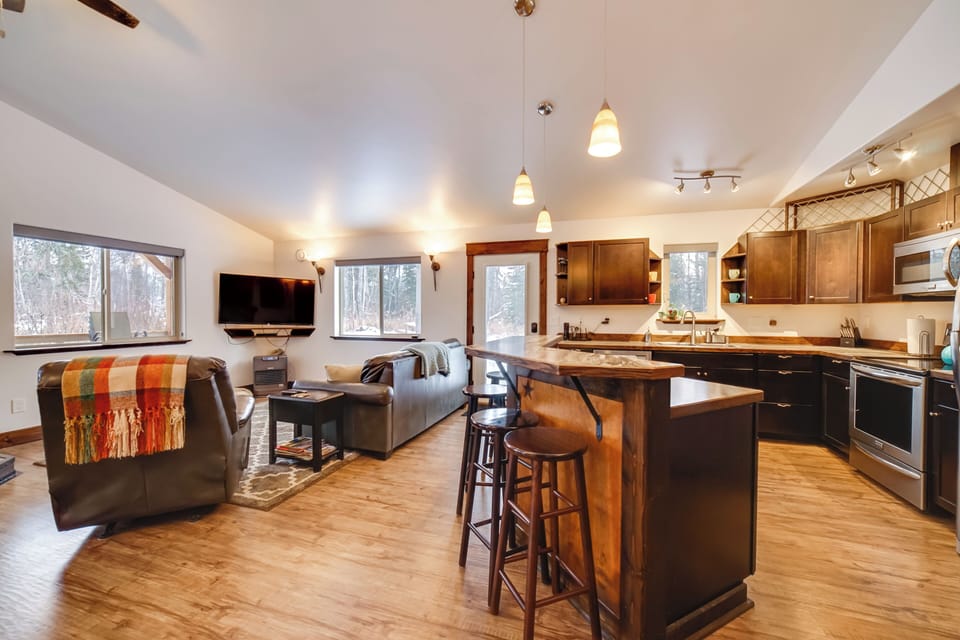 Kitchen | Dining | Dishware/Flatware Provided