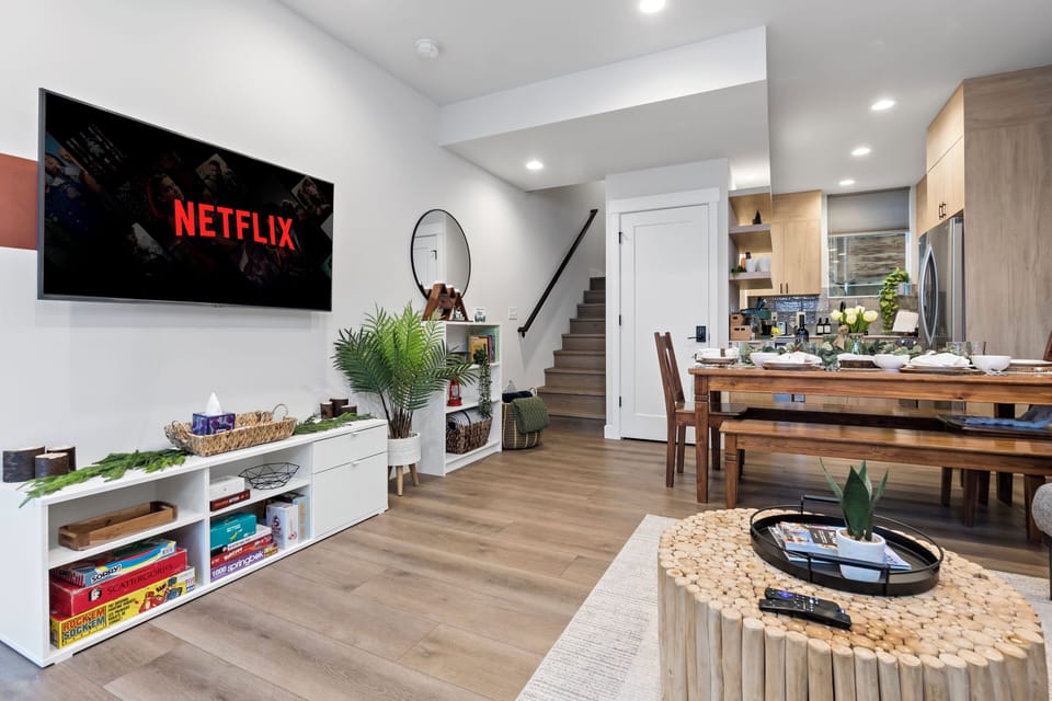 🛋️ Seamless living—open-concept space for dining, lounging, and movie nights!