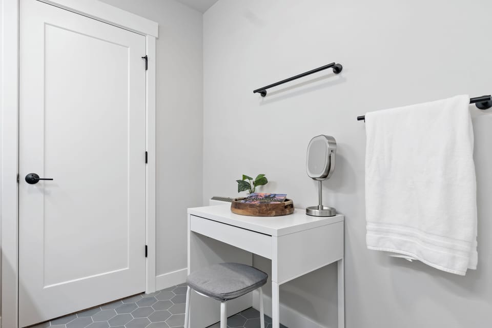 💫 Get ready in style—makeup mirror, crisp linens, and minimalist charm.