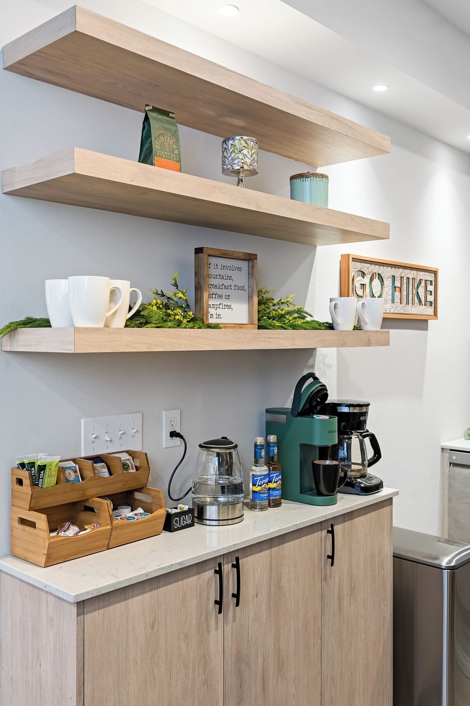☕ Start your day right—fresh brew or soothing tea at our well-stocked bar.