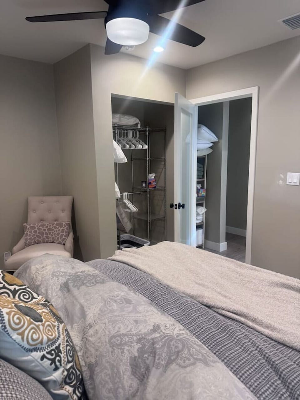Bedroom 2 Closet
Queen bed