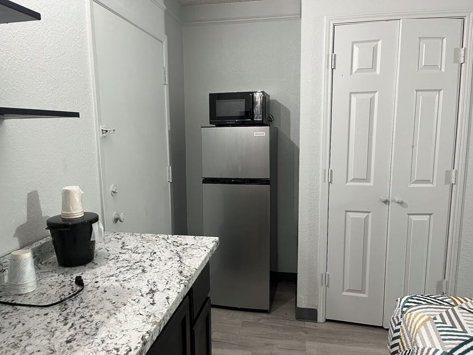 Full-size fridge, microwave, oven, stovetop