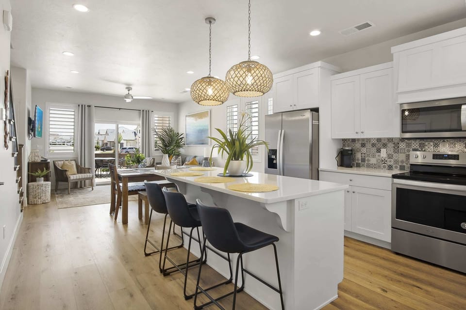 Kitchen bar counter with seating for 4