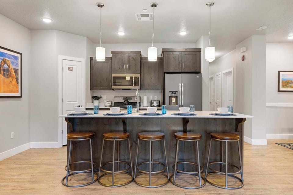 Kitchen bar counter with seating for 5