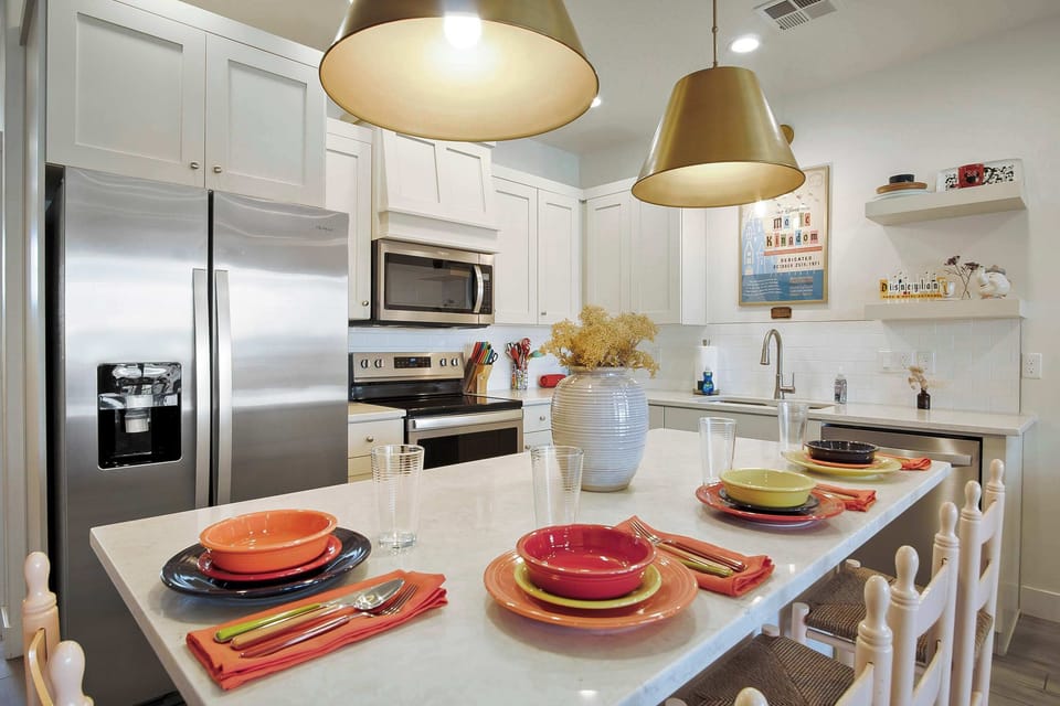 Kitchen bar counter with seating for 4