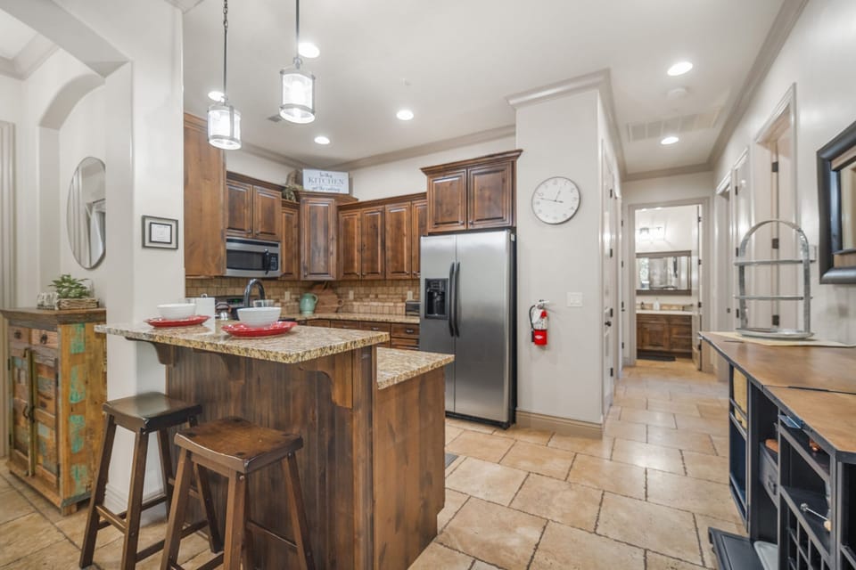 Fully furnished and equipped kitchen with counter top seating