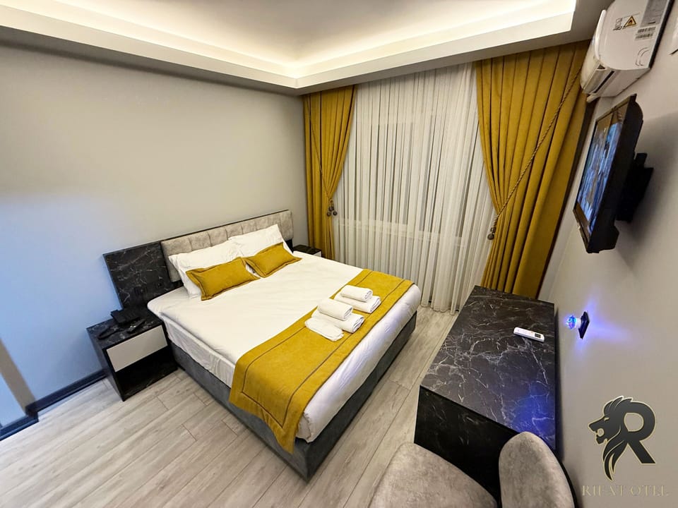 Basic Double Room Single Use, 1 Double Bed, Smoking, Private Bathroom | Desk, laptop workspace, blackout drapes, soundproofing