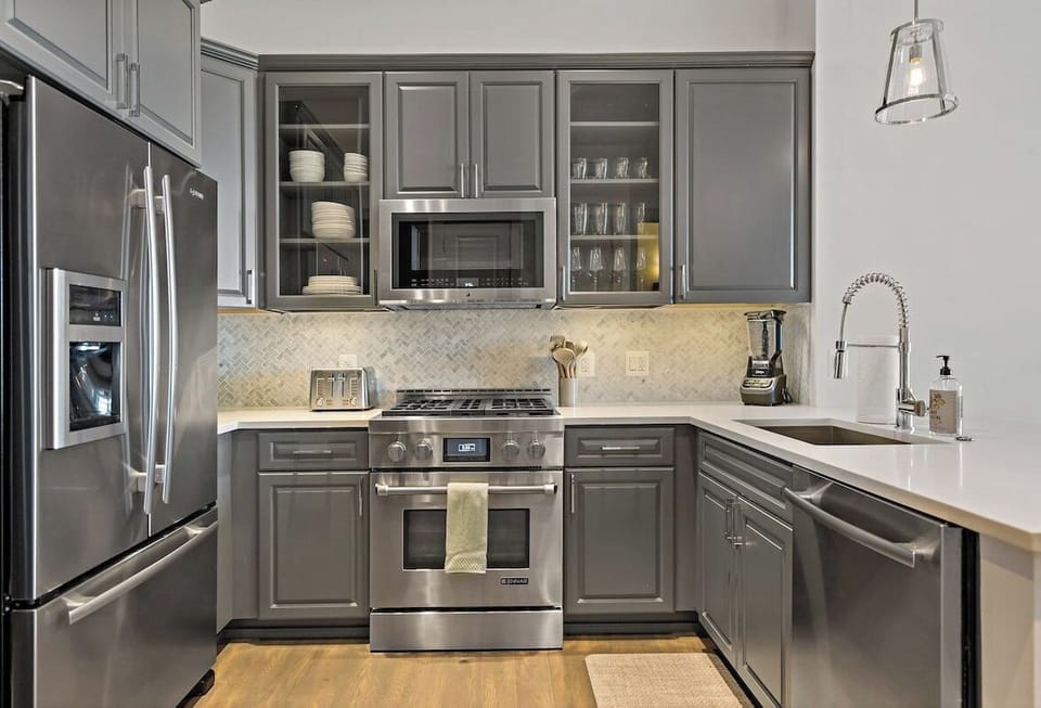 Fully equipped kitchen including high end appliances.