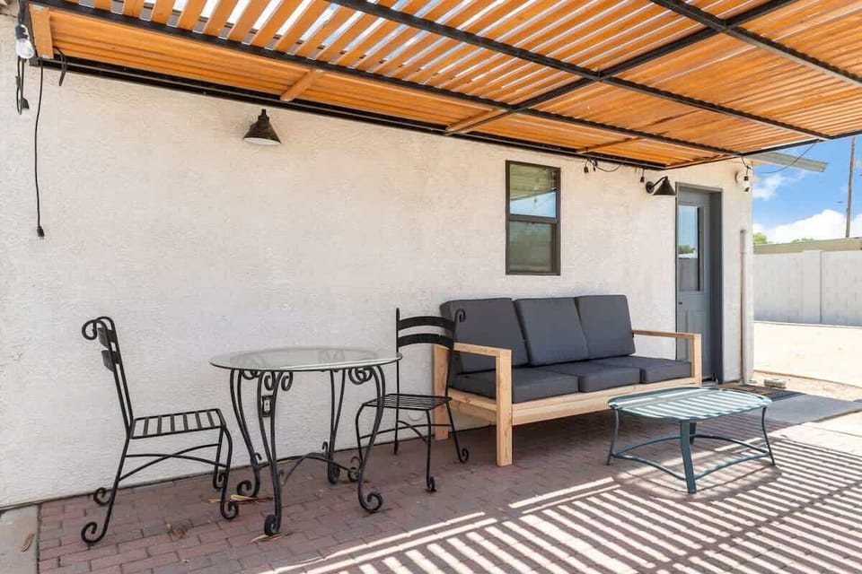 42-web-or-mls-1517-w-roma-ave