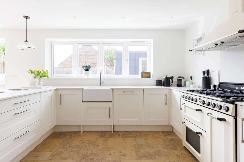 The kitchen has everything you need to prepare drinks, meals and picnics.