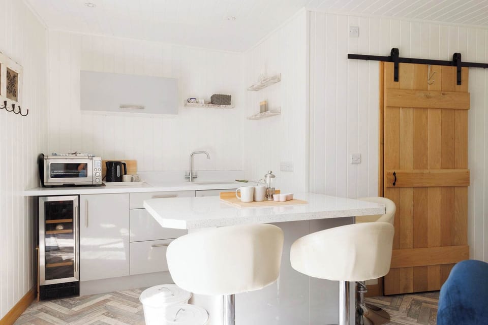 The kitchen is compact but well equipped to prepare meals or picnics, with all the modern appliances you need to make it a breeze.