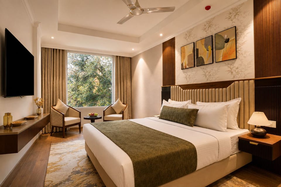 Executive Room | Desk, laptop workspace, blackout drapes, soundproofing