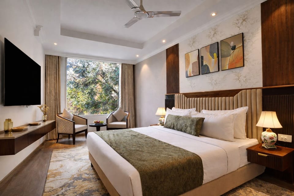 Executive Room | Desk, laptop workspace, blackout drapes, soundproofing