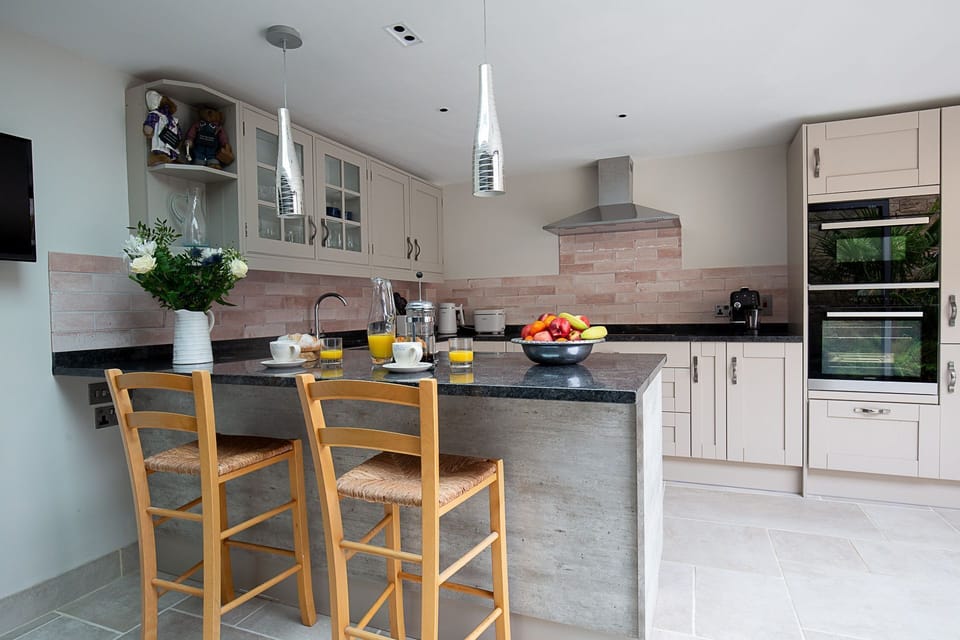 Fuschia Cottage Kitchen - StayCotswold