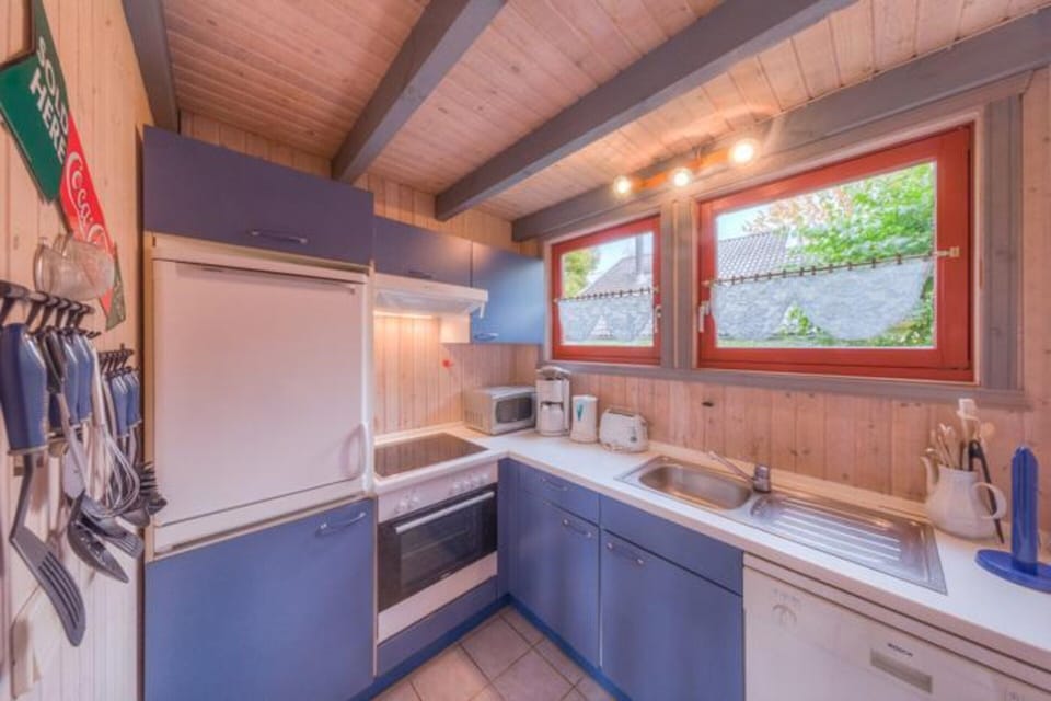 House | Private kitchen | Electric kettle, toaster, highchair