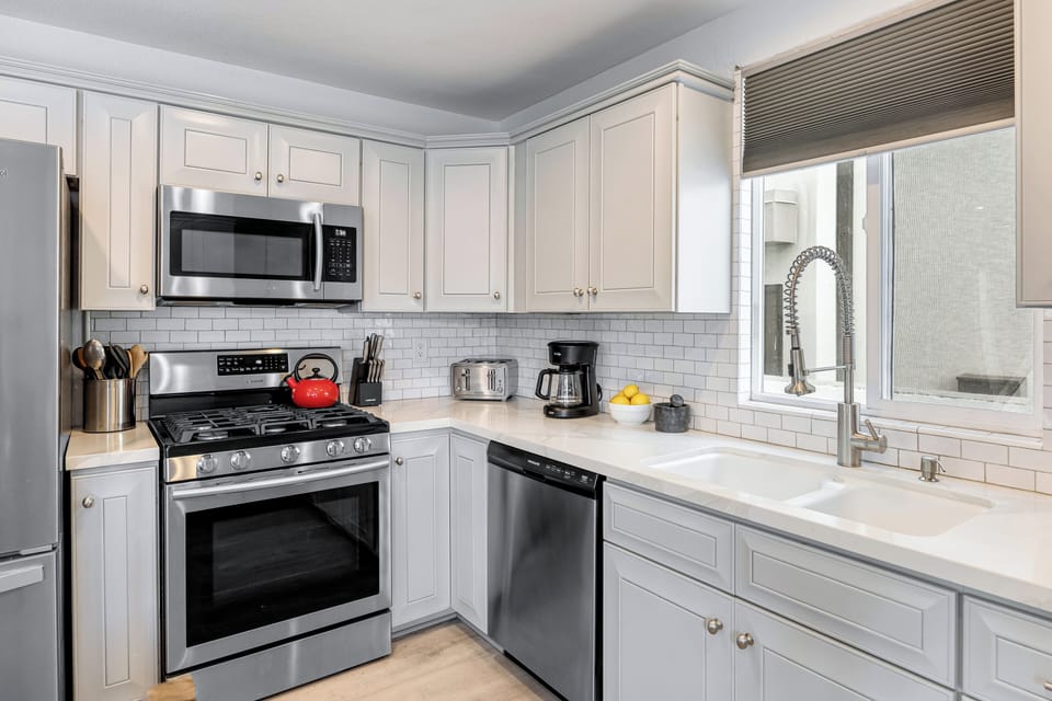 Fully equipped kitchen.