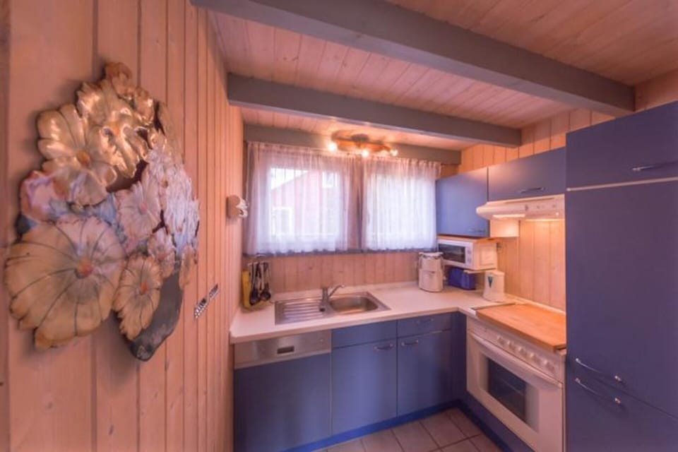 House | Private kitchen | Electric kettle, toaster, highchair