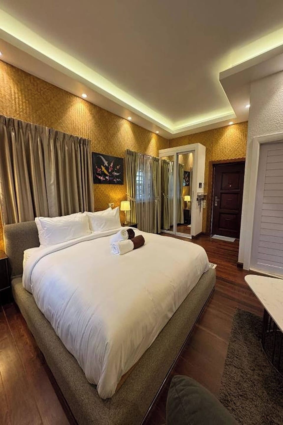 Deluxe Bungalow, Garden View | Minibar, in-room safe, desk, blackout drapes