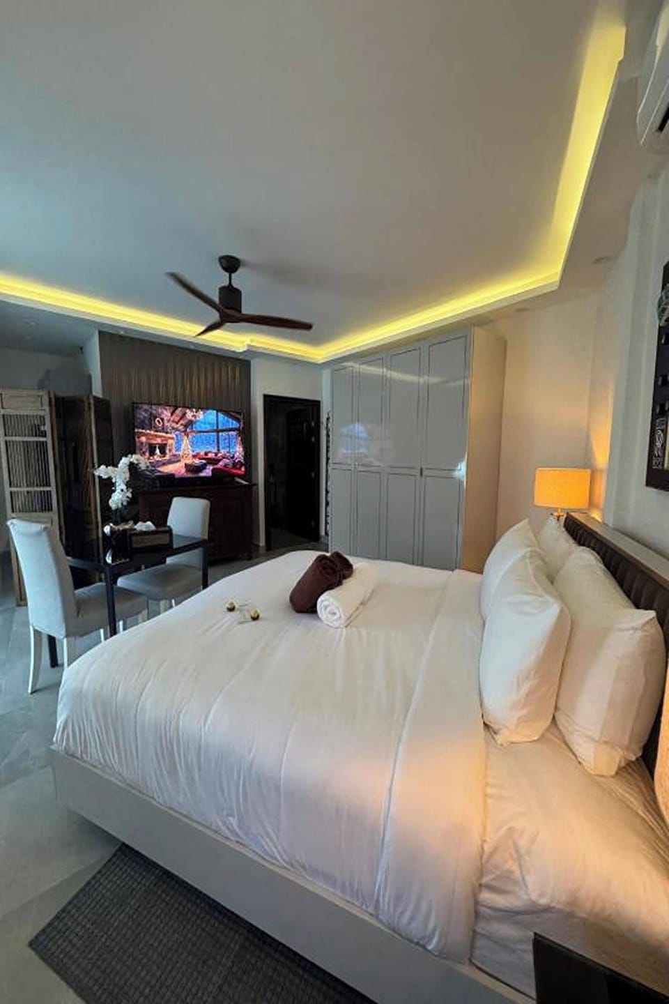 Premium Suite | Minibar, in-room safe, desk, blackout drapes