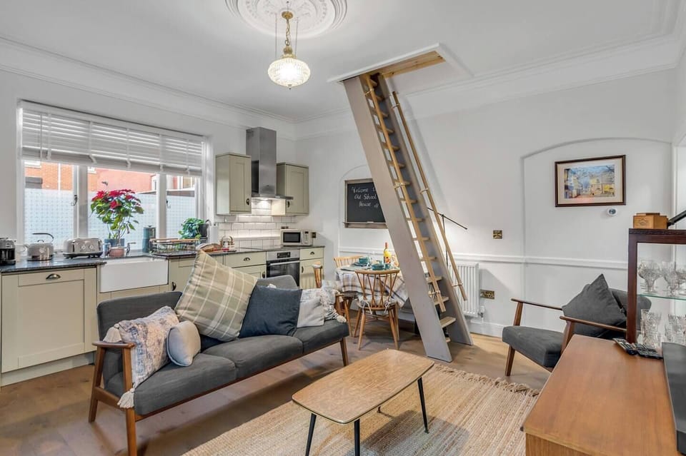 A bright and cozy living room featuring a Smart TV, a charming fireplace, and comfortable seating. Enjoy high-speed WiFi, perfect for relaxing or staying connected. Ideal for unwinding after a day exploring Norwich.