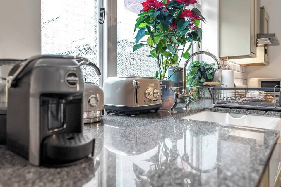 
A modern kitchen equipped with all essentials, including an oven, hob, microwave, toaster, and coffee station. Enjoy a full set of tableware and cookware, a refrigerator, and a dishwasher for convenience. Perfect for preparing and enjoying meals during your stay.