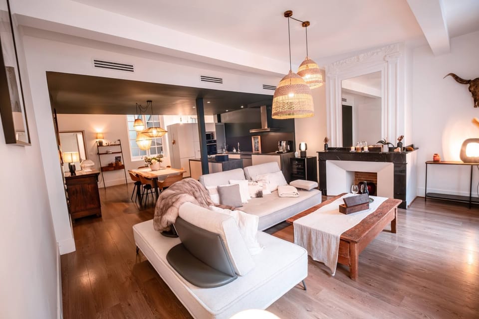 Lounge on 2nd floor - Large corner sofa - Flat-screen TV - SONOS music station.