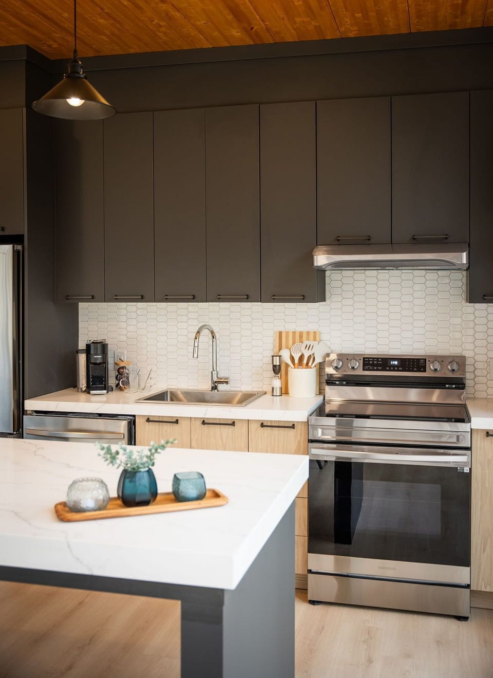Fully stocked kitchen with all your basic culinary needs. Dishwasher, microwave, oven and many small appliances.
