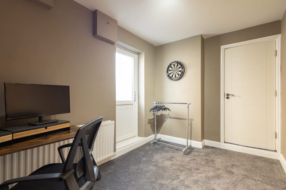 House | 3 bedrooms, desk