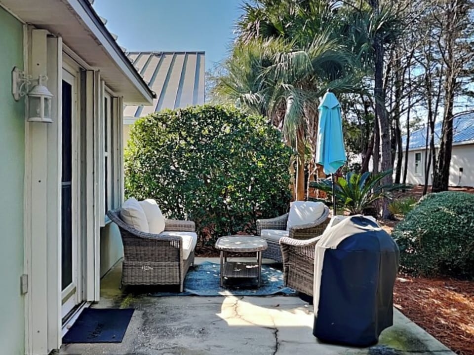 Backyard - Outdoor Dining + Gas Grill