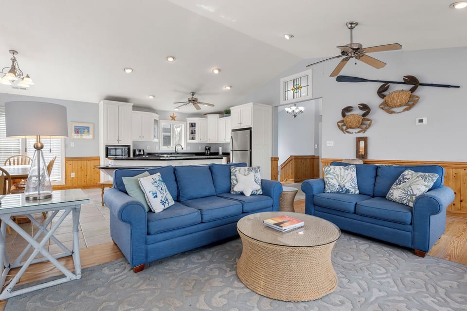 EE46: The Happy Crab | Top Level Living Area