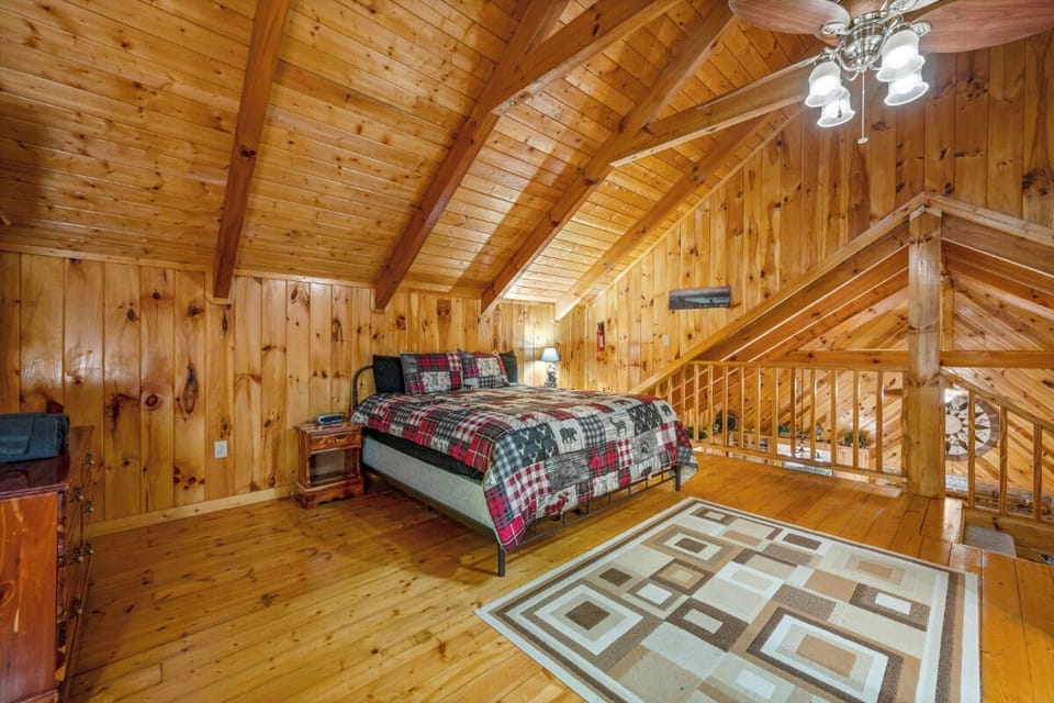 One of Lumber Jack Lodge's comfy bedrooms