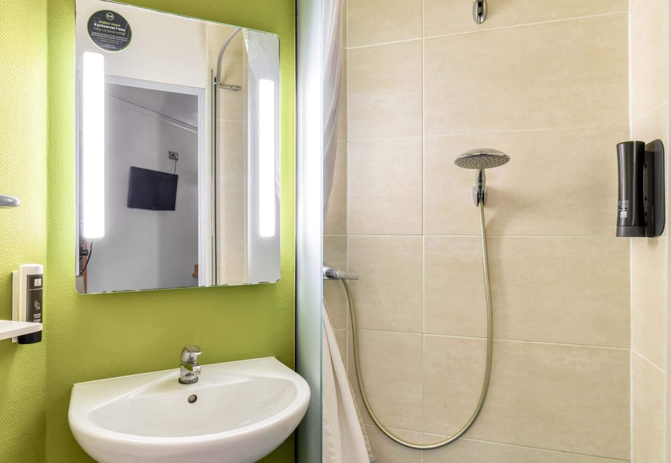 Shower, towels