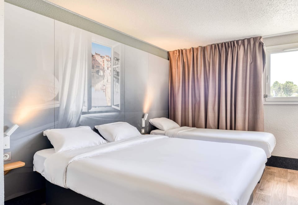 Triple Room, Non Smoking | Premium bedding, desk, soundproofing, free cribs/infant beds