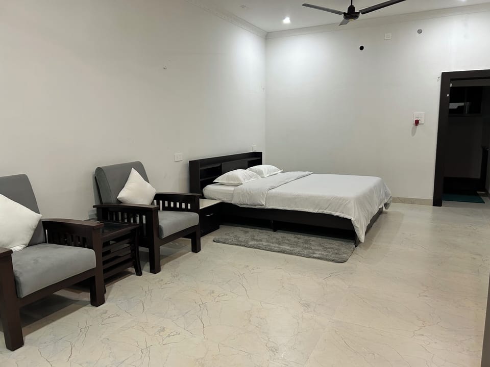 Deluxe Studio, 1 King Bed with Sofa bed, Garden View | In-room safe, laptop workspace, iron/ironing board (on request)