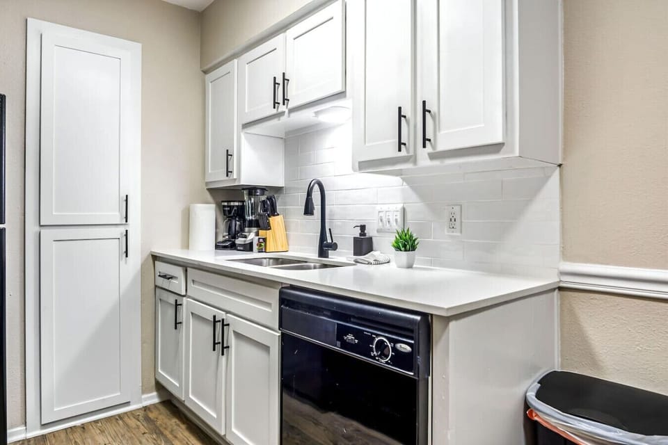 You’ll love the convenience of this fully equipped kitchen, where you can brew coffee, cook meals, or prepare snacks. The cozy layout and warm ambiance make cooking here a delightful part of your stay.