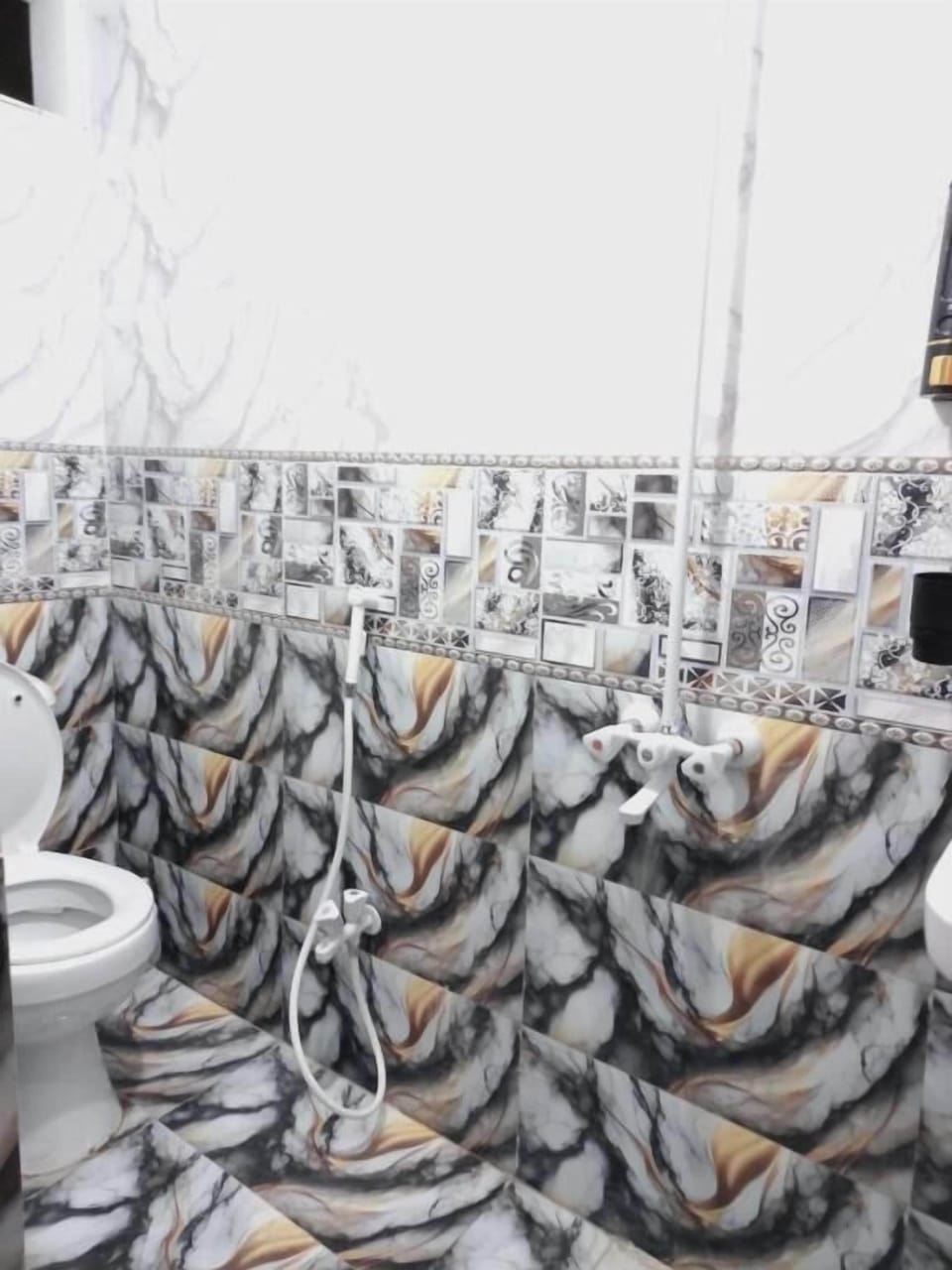 Deluxe Single Room, 1 Bedroom | Bathroom | Soap, shampoo, toilet paper