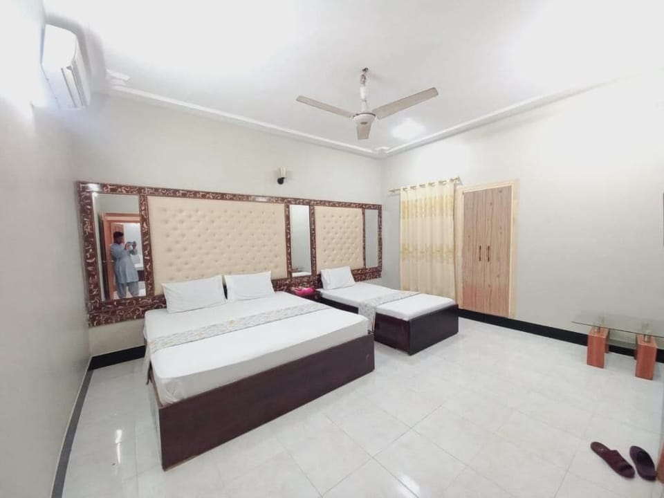 Deluxe Triple Room, 1 Bedroom | Desk, soundproofing, bed sheets