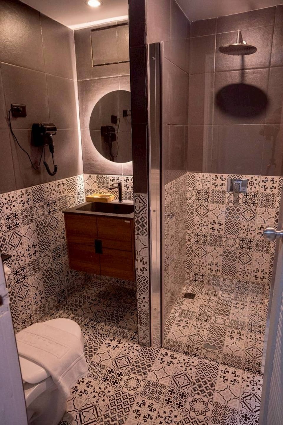 Deluxe Double or Twin Room (Newly Renovated) | Bathroom | Shower, free toiletries, hair dryer, slippers