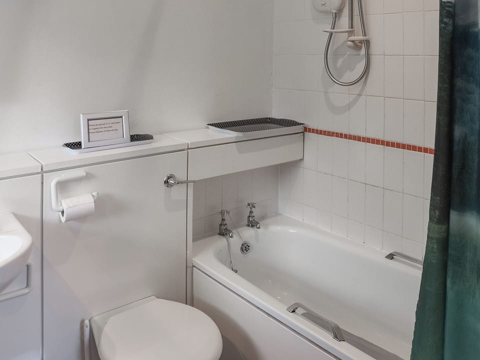 Bathroom | Garthfain, Dolwyddelan