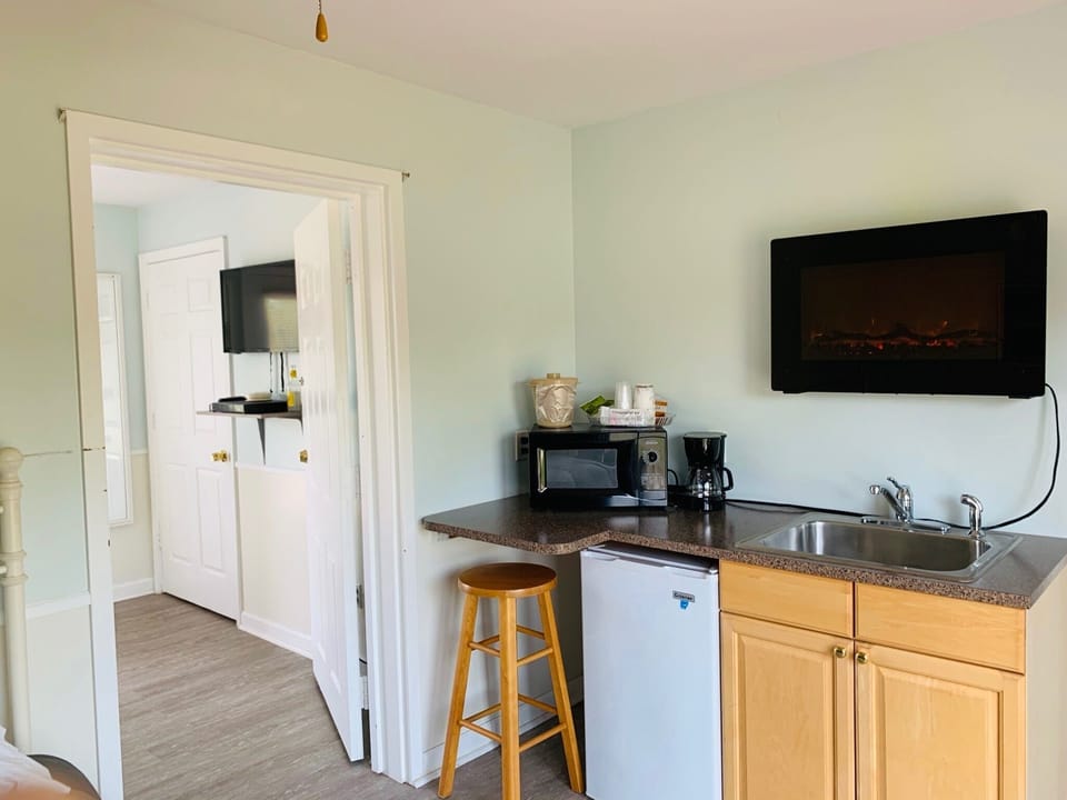 Family Suite, Private Bathroom (Lake House w/Bunk Bed) | Private kitchen