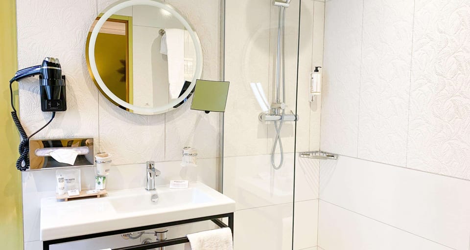 Comfort Room, 2 Twin Beds, Non Smoking | Bathroom shower
