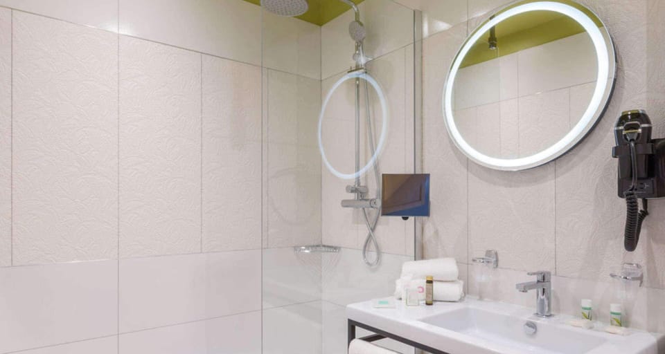 Comfort Room, 1 Double Bed, Non Smoking | Bathroom shower