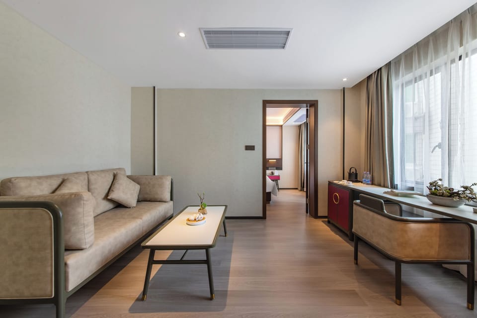 Executive Studio Suite, Non Smoking, Courtyard View | Egyptian cotton sheets, premium bedding, down comforters, pillowtop beds