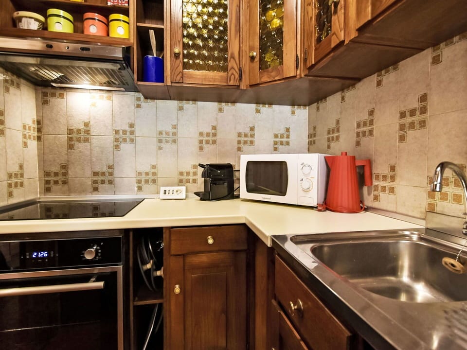 Kitchen Appliance, Kitchen, Countertop, Major Appliance, Cabinetry, Wood, Interior Design, Flooring, Home Appliance, Lighting