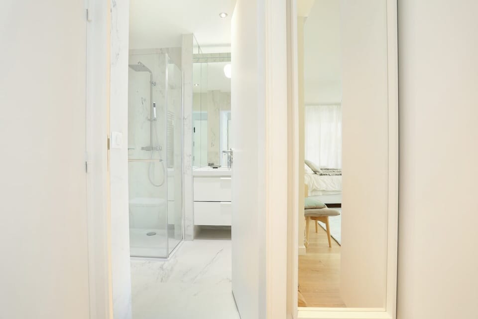 Apartment | Bathroom | Hair dryer, soap