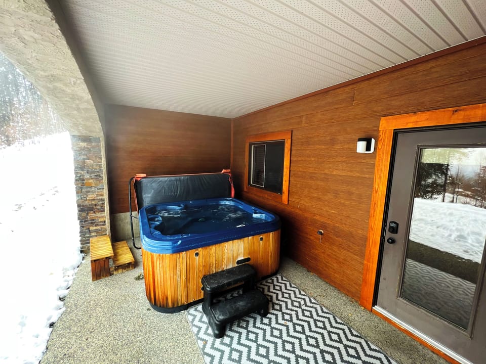 Private Hot Tub on the lower level rear deck. Ski right back in, shed your gear, grab a cold one and hit the hot tub.